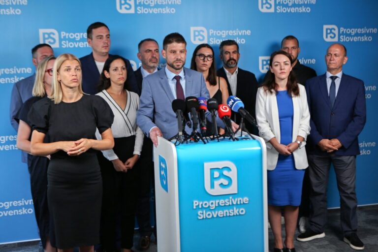 Transakčná daň berie ohľad na školy, ale nie na ich zriaďovateľov. Mala by byť zrušená, tvrdia progresívci