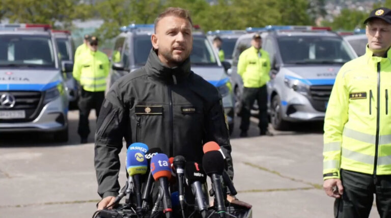 Policajti dostali nové Mercedesy za vyše 100-tisíc eur za kus, dokumentovať budú nehody – VIDEO