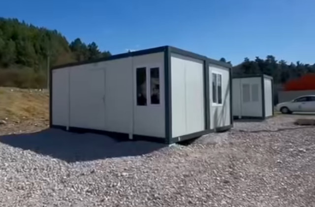 Na mieste po tragickom požiari vo Veľkom Šariši umiestnili sedem nových unimobuniek – VIDEO