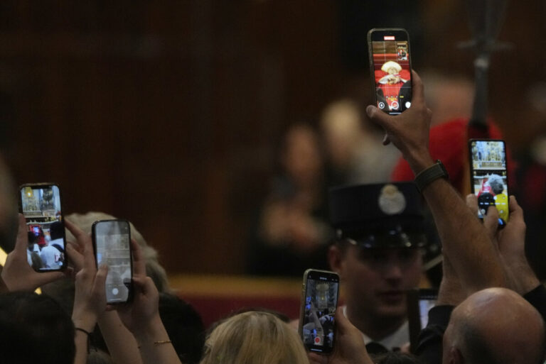 Ľudia si robia selfie so zosnulým pápežom. Telefóny sú na takomto mieste nechutné, tvrdia veriaci – FOTO