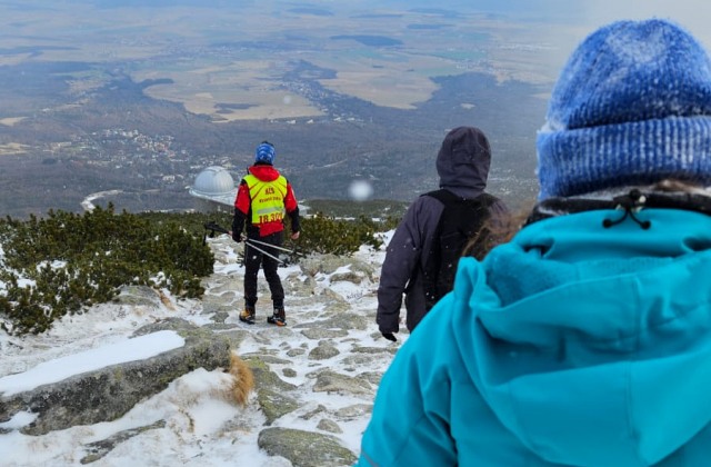 Horskí záchranári pomáhali českým turistom nad Skalnatým plesom, prekvapilo ich zhoršujúce sa počasie
