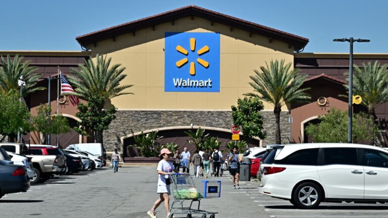 Trump povie Walmartovi, aby „zjedol tarify“ po tom, čo maloobchodník varoval, že zvýši ceny