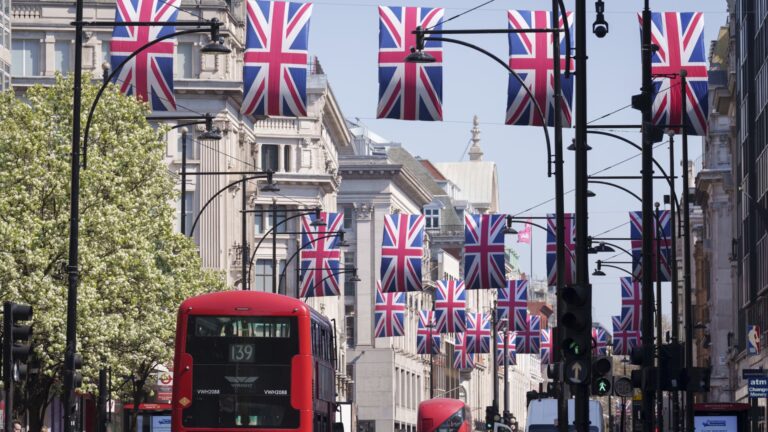 Britské zásoby, údaje USA v zameraní na európske trhy blízko májový deň