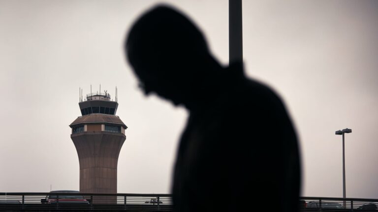 Ovládače letovej prevádzky v Newarku stratili kontakt s lietadlami cez noc