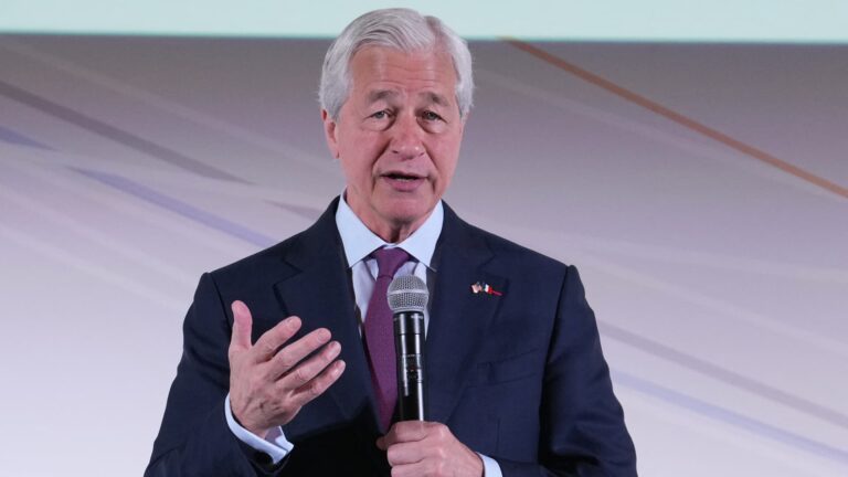 Generálny riaditeľ JPMorgan Jamie Dimon hovorí, že banka umožní klientom kúpiť bitcoin