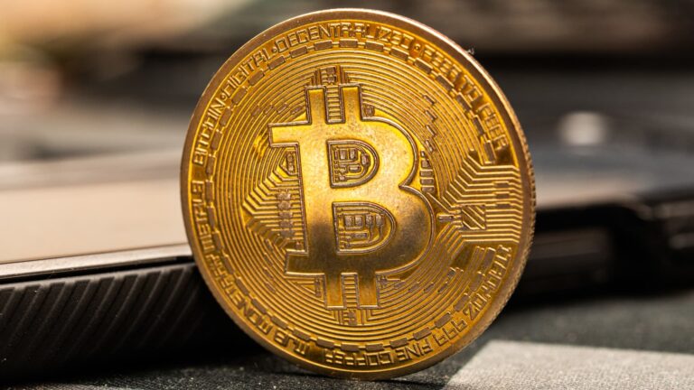 Cena bitcoínov zasiahne nový rekord vysoký nad 111 000 dolárov