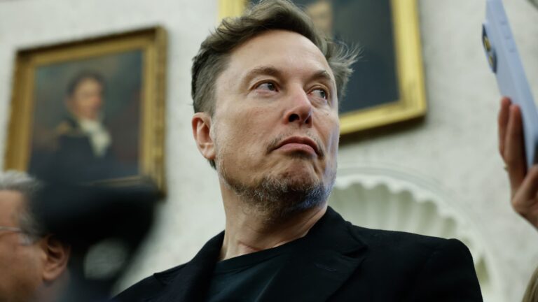 Tesla získava, keď sa Musk zaväzuje byť „super zameraný“ na spoločnosti