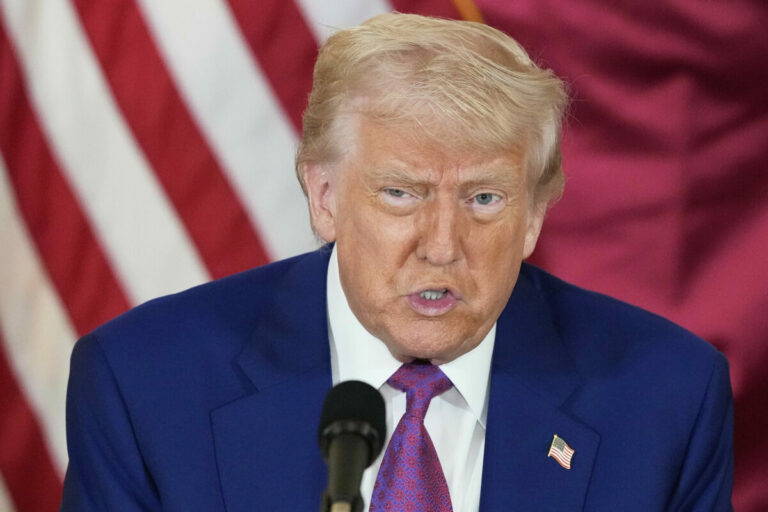 Trump obhajuje svoj zákaz pre zahraničných študentov na Harvard, univerzitu kritizuje za utajovanie
