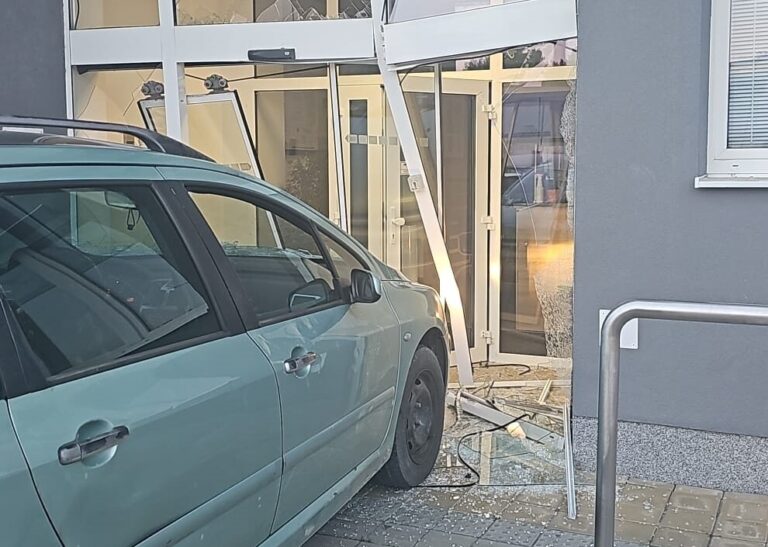 Z dverí spravil trosky. Vodič v Prievidzi úmyselne narazil do policajnej stanice, bol pod vplyvom drog – FOTO