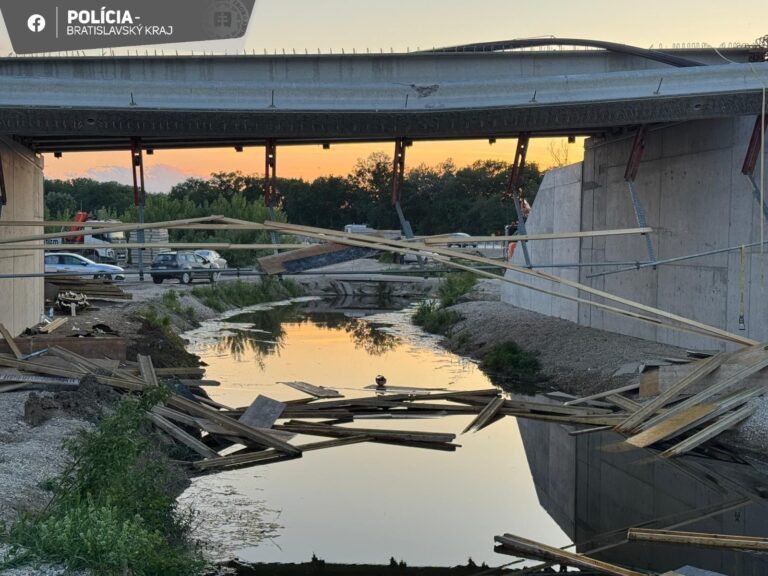 Pracovný deň sa zmenil na boj o život, v Chorvátskom Grobe sa zrútila časť mosta aj s robotníkmi – FOTO
