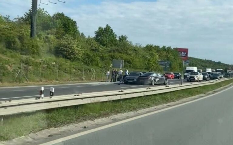 Na východe došlo k hromadnej nehode. Cesta je ťažko prejazdná, upozorňujú hasiči – FOTO