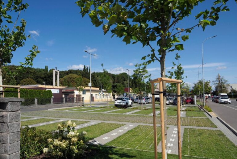 Na parkovisku pri Verejnom cintoríne v Košiciach začína platiť letný režim