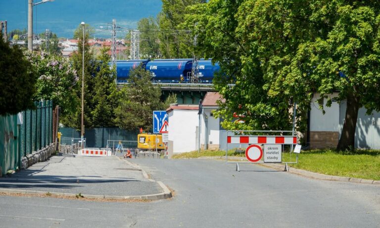 Komplikácie predĺžili dopravné obmedzenia v centre Popradu. Uzávera Okružnej ulice potrvá dlhšie, ako sa plánovalo