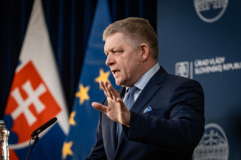 Zostanú doma, no výplatu dostanú. Fico chce ľuďom garantovať 80 percent mzdy aj v čase obchodnej vojny