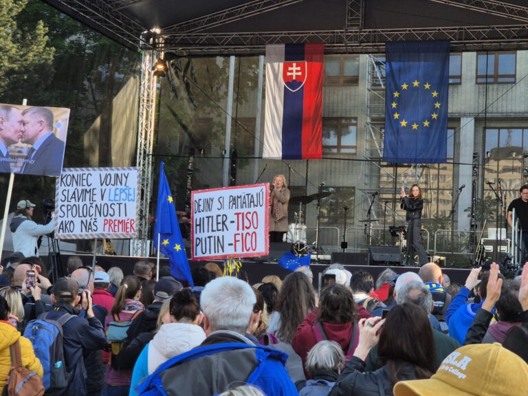 Súčasná vláda nereprezentuje Slovensko, iniciatíva Mier Ukrajine nateraz končí s organizovaním zhromaždení
