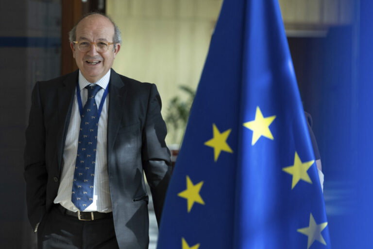 EÚ sa podľa eurokomisára pre obranu musí dokázať brániť s podporou USA alebo aj bez nej