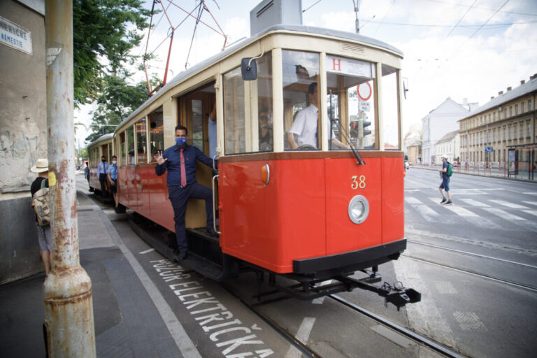 Dopravný podnik Bratislava v sobotu vypraví historickú električku a posilní niektoré spoje