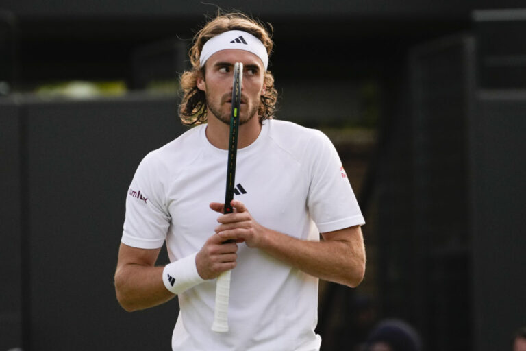 Tsitsipas zažíva nepríjemné chvíle. Muž v Grécku obvinil jeho rodinu, že ho pohrýzol jej pes – FOTO
