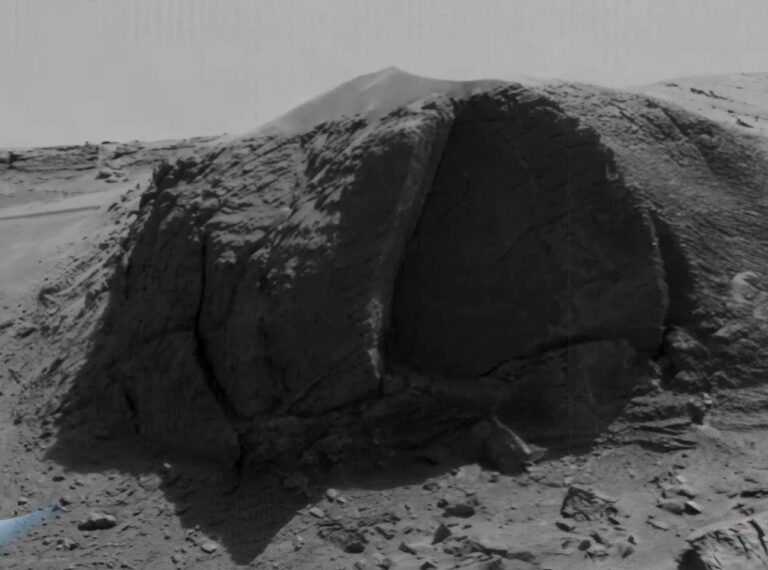 Zvedavosť Rover si všimne záhadný diskový predmet na marťanskom svahu