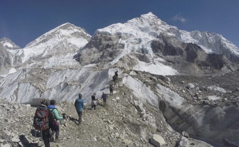 Mount Everest má prvú tohtoročnú obeť. Kde zahynul skúsený lezec a odkiaľ pochádzal? – FOTO