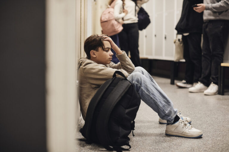 Štatistiky samovrážd u mladých sú alarmujúce: Ako byť tínedžerovi oporou, keď mlčí? – ROZHOVOR