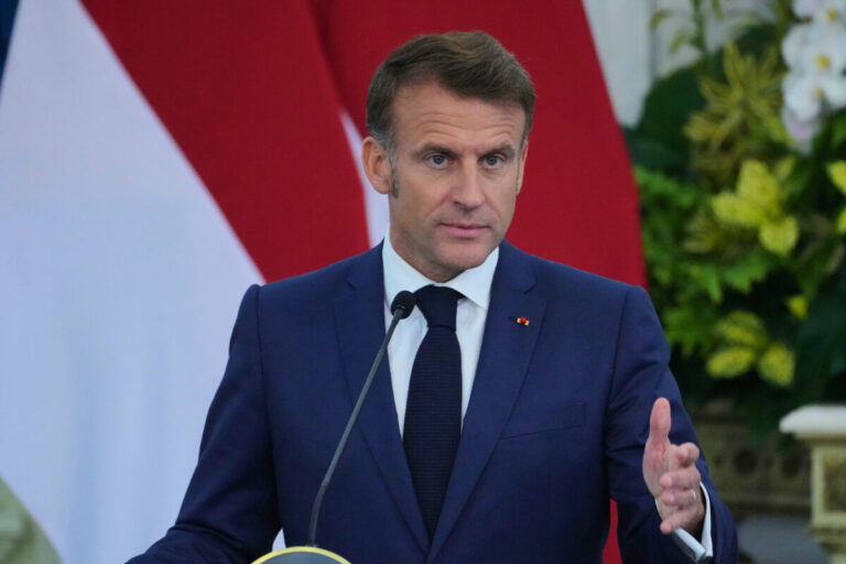 Macron: Ukrajina je testom dôveryhodnosti pre USA, Washington musí konať