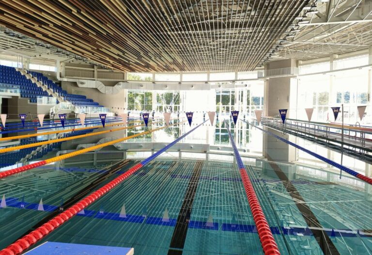 Národné olympijské centrum plaveckých športov má už napustené bazény, otvoriť ho plánujú koncom augusta – FOTO