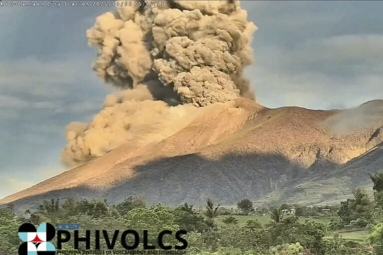 Vulkán na Filipínach vychrlil popol do výšky troch kilometrov, platí tretí stupeň varovania – FOTO