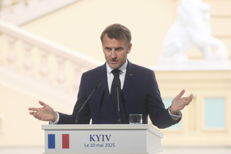 Putinov návrh na priame rusko-ukrajinské rokovania podľa Macrona nestačí, treba prímerie
