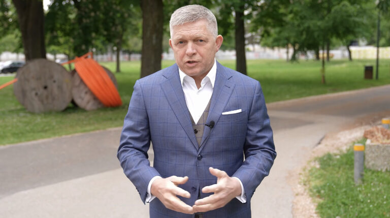 Ficova cesta do Moskvy nebude jednoduchá. Pobaltie mu zatvorilo nebo, nechce podporovať Putina – VIDEO