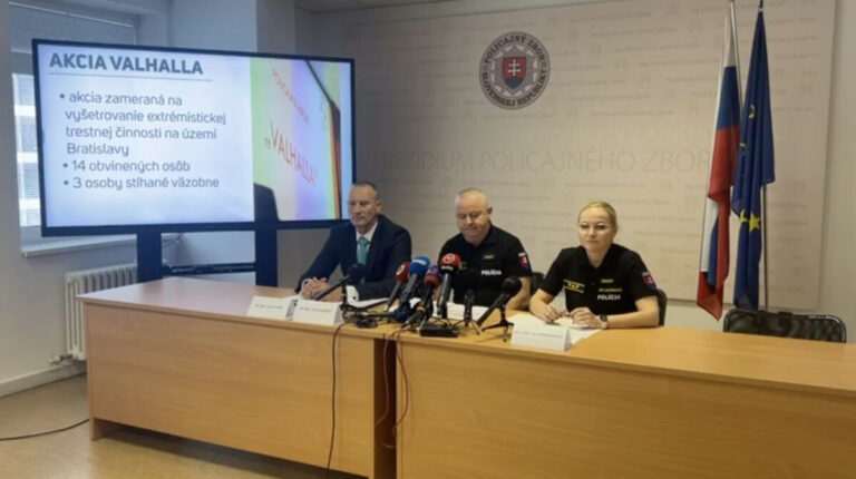 Radikáli pôsobili v centre Bratislavy. Policajná akcia Valhalla odkryla podľa Maškarovej desiatky stôp – VIDEO