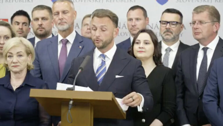 Hlas-SD chce počkať so schvaľovaním covidových amnestií. Rozhodne správa od Kotlára