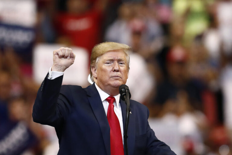 Vyhrali sme obe svetové vojny, povedal Trump a stanovil Dni víťazstva