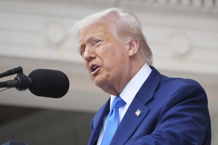 Putin sa podľa Trumpa „zahráva s ohňom“