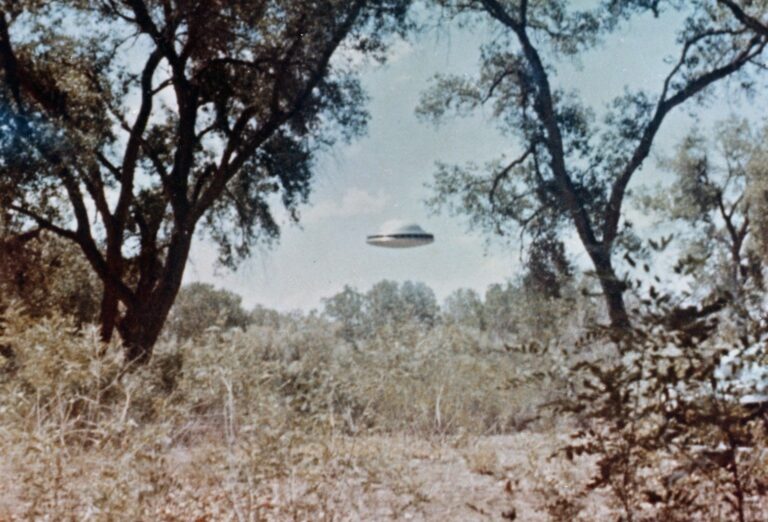 Doktor NASA v dôchodku tvrdí, že americké letectvo mali 20 stôp UFO