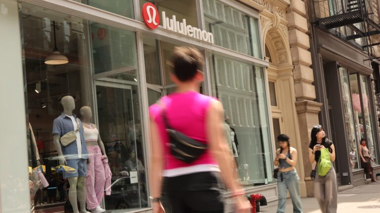 Lululemon bije na zárobkoch Q1 2025, Cuts Outlook