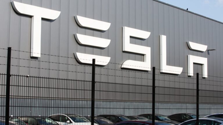 Tesla prvá dodávka bez vodiča nové auto pre zákazníka