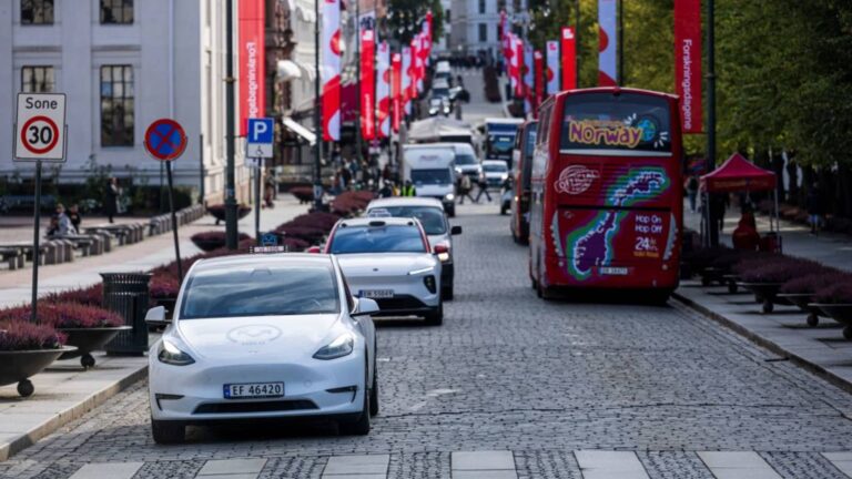 Tesla New Auta Predaj odrazu v Nórsku priateľom k EV