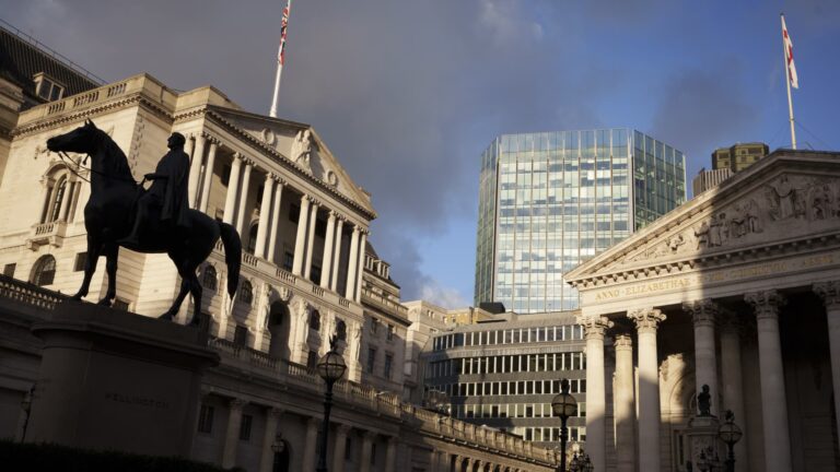 Bank of England má zatiaľ sadzby, ale zníženie sadzby by mohlo prísť v auguste