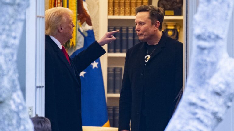 Trump ohrozuje zmluvy generálneho riaditeľa spoločnosti Tesla Musk.