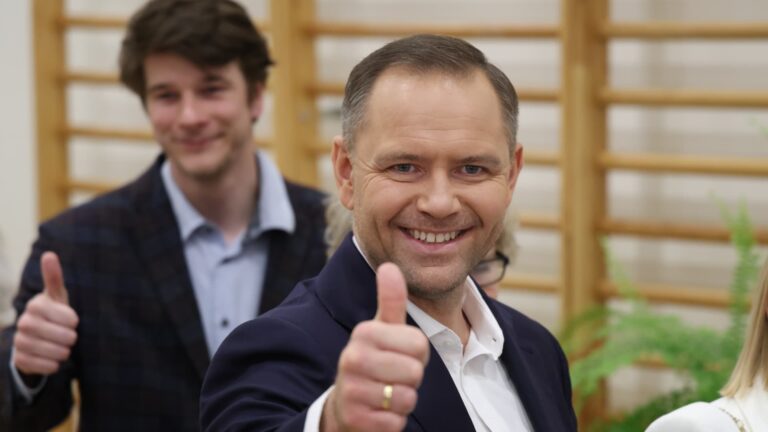 Nacionalistické nacionalistické klinčeky poľa s tromfom