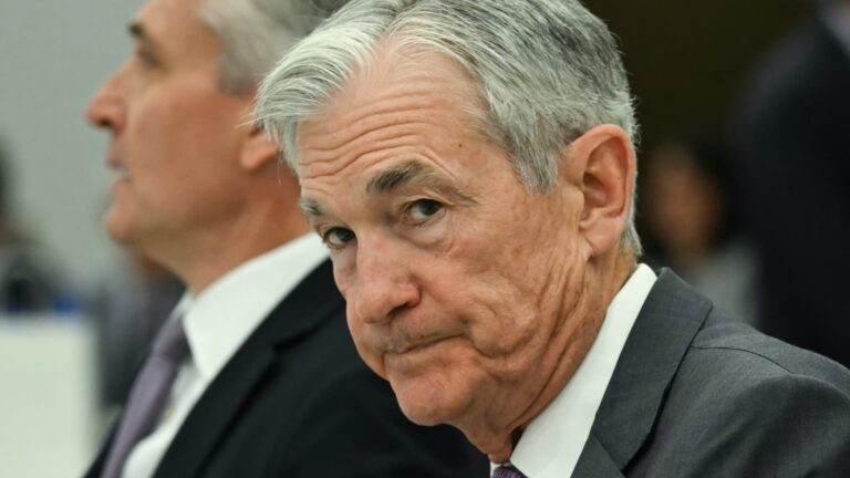 Trump volá šéfa Fedu Powell „Numbskall“, keď nalieha na zníženie úrokových sadzieb