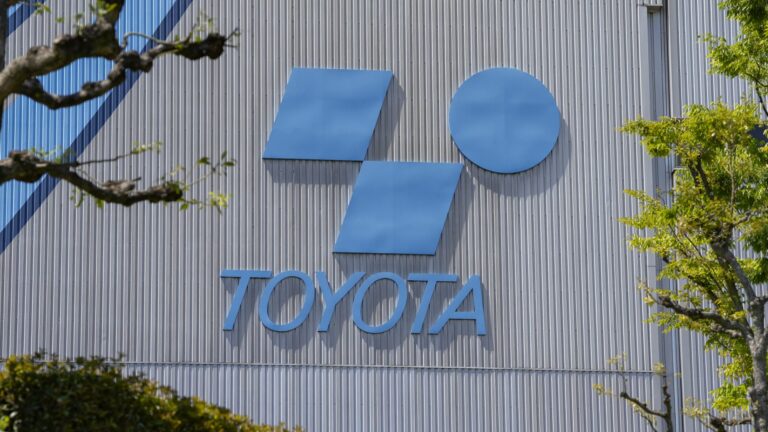 Akcie spoločnosti Toyota Industries nosedive na výkupe obchodu vo výške 33 miliárd dolárov – najstrmší pokles za 10 mesiacov