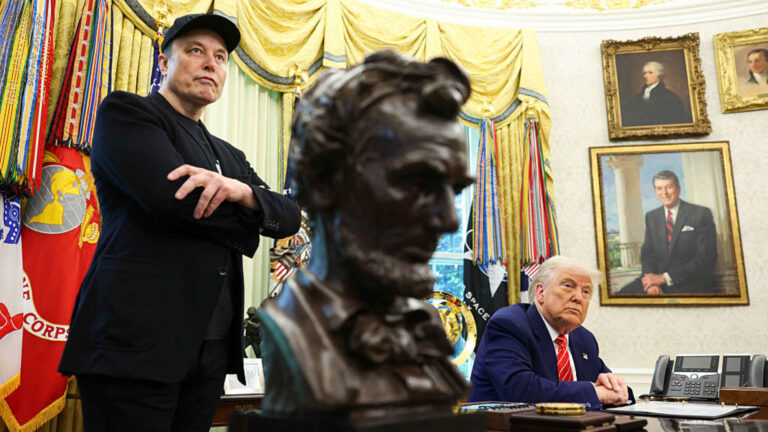Tesla už mala veľké problémy. Potom Musk išiel do boja s Trumpom