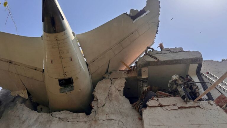 Air India Boeing Plane s 242 na palube havárií v Ahmedabade v Gudžaráte
