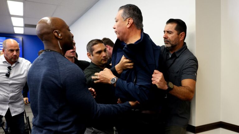 Senátor Alex Padilla pripútaný na tlačovej konferencii DHS: Celé video