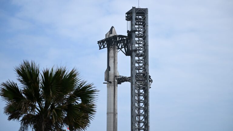 Hviezdna loď SpaceX exploduje počas rutinného testu v Texase