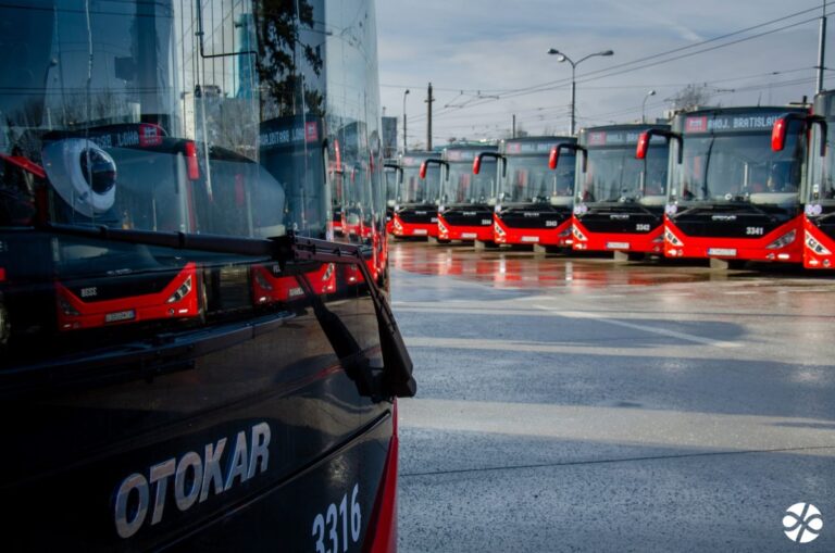 Cestujúci MHD v Bratislave môžu od nedele využívať novú službu Tapni sa