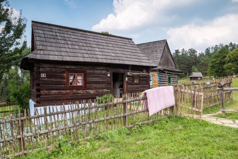 V Ľubovnianskom skanzene opäť ožila vyše 150-ročná kováčska vyhňa z Torysy, postavená Mikulášom Sekerákom