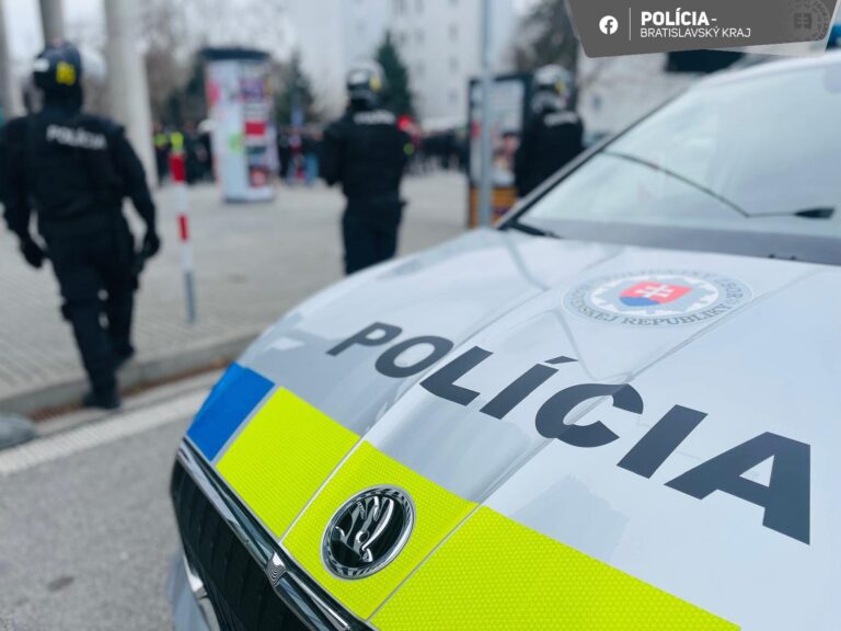 Polícia vyslobodila dieťa z rozhorúčeného auta, kľúč ostal nedopatrením vo vnútri vozidla